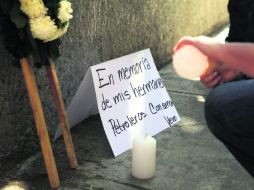 Familiares y compañeros de los trabajadores fallecidos están atentos al desempeño de las autoridades  y peritos. EFE /