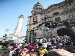 Los mueve la fe. Así lucía ayer la Catedral Basílica, durante la visita de fieles a la imagen de La Sanjuanita. EL INFORMADOR /