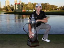 Stephen Gallacher posa con el trofeo de primer lugar. AP /