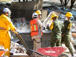 Desde temprana hora, personal de Pemex y elementos del Ejército Mexicano, realizaron labores de remoción de escombro. NTX /