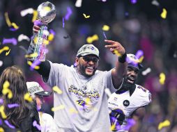 Como los grandes. El defensivo de los Cuervos, Ray Lewis, levanta el Trofeo ''Vince Lombardi''. AP /