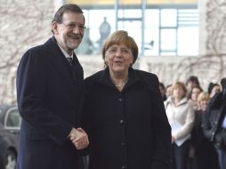 Angela Merkel y Mariano Rajoy estrechan sus manos a la llegada a la Cancillería alemana. ARCHIVO /