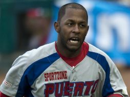 Rey Navarro conectó el jonrón del triunfo en la décima entrada. AFP /