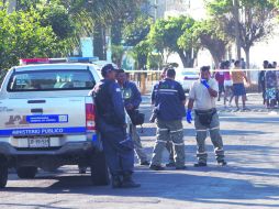 Muerte violenta. Policías acordonan la zona donde fue encontrada sin vida una mujer en la Colonia Talpita. EL INFORMADOR /