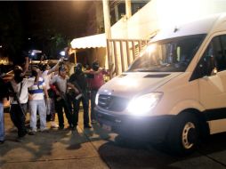 Miembros de la policía estatal de Guerrero escoltan la furgoneta que transporta las víctimas. AFP /