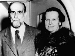 El autor y su esposa durante su exilio en Puerto Rico. ARCHIVO /