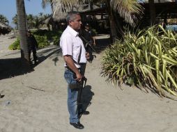 Agentes armados prestan en el sitio donde seis ciudadanas españolas fueron violadas. EFE /