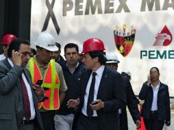 El director general de Pemex conversa con trabajadores afuera del edificio afectado. AFP /
