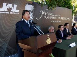 El secretario de Educación Jalisco (i) durante la conmemoración 96 Aniversario de la Promulgación de la Constitución Mexicana de 1917.  /