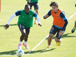 Omar Arellano (der) disputa un balón con Ayoví en la práctica del Monterrey. MEXSPORT /