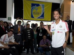 Giovani dos Santos y el resto de seleccionados que ganaron la medalla de oro en Londres recibieron un pin conmemorativo. MEXSPORT /