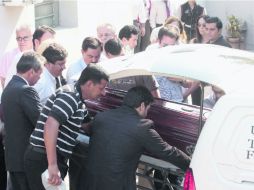 Funeral. Familiares de quien era candidato presidencial trasladan su féretro. Hoy lo sepultan en Asunción. EFE /