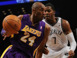 Kobe Bryant (izq) anota en los últimos minutos y se hace presente en la victoria. AFP /