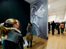 Una de las fotos más icónicas de la exposición es precisamente el retrato solarizado de Miller. AFP /