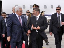 Mahmud Abás (i) es recibido por el presidente egipcio, Mursi, a su llegada al Cairo. AP /