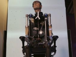 Sentado en una silla del Museo de la Ciencia de Londres, Rex, mira al futuro. EFE /