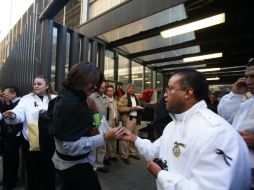 Esta mañana, trabajadores del centro administrativo de Pemex regresaron a sus labores. EFE /