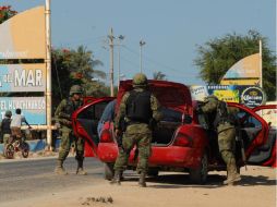 Ejército y PF instalan retenes de revisión así como recorridos en las playas. NTX /