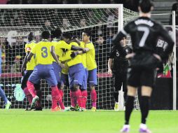 Increíble. Ecuador festeja uno de sus tres goles, mientras Ronaldo (7) los mira de lejos, como no creyendo lo que estaba pasando. AP /