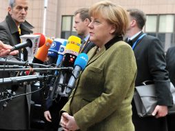 Angela Merkel habla con la prensa a su llegada a la cumbre europea sobre el presupuesto. AFP /