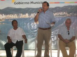 Luis Walton habla durante una reunión con turisteros y habitantes de Barra Vieja, donde fueron atacadas las turistas españolas. EFE /