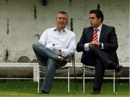 El dueño de Chivas, Jorge Vergara (izq) observa un entrenamiento luego de cuatro meses. MEXSPORT /