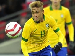 Neymar sigue siendo tentando por grandes clubes europeos para firmar con ellos. AFP /
