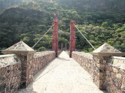 NUEVA ESTRUCTURA. El pasado 8 de enero el gobernador, Emilio González Márquez, inaguruo el reconstruido Puente de Arcediano EL INFORMADOR /