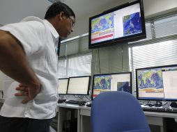 Investigadores del Instituto Filipino de Vulcanología y Sismología  monitorizan los datos de los movimientos. EFE /