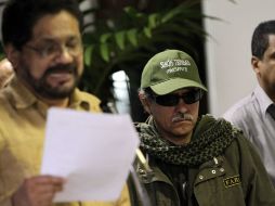 Los guerrilleros Luciano Marín Arango, alias Iván Márquez (i) y Seuxis Paucias Hernández Solarte, alias Jesús Santrich (c). EFE /