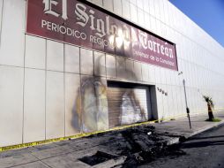 Durante la tarde y noche del 7 de febrero, desconocidos secuestraron a cinco trabajadores e incendiaron un auto frente a la fachada. ARCHIVO /