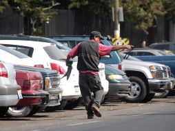 Algunos franeleros exigen pago adelantado por el cuidado de coches. ARCHIVO /