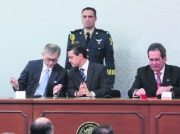 Entre directivos. El Presidente de México, Enrique Peña Nieto, recibió  a Takashi Hata, presidente de Jatco (izquierda).  /