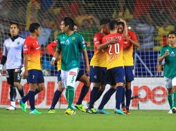 Los jugadores de Morelia celebran el gol anotado por Sergio Santana. MEXSPORT /