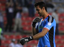 Sergio García se persigna luego de que Gallos Blancos encontró el gol del empate en el partido. MEXSPORT /