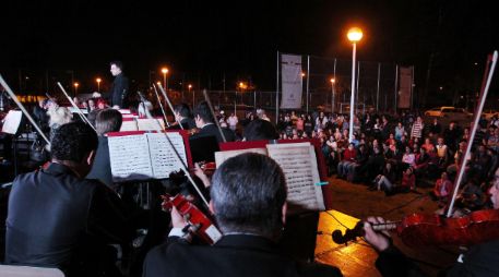 La particularidad de la noche fue un concierto al aire libre.  /