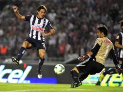 Cardozo dispara ante la salida del portero Luis Michel en el juego entre Rayados y Chivas. EFE /