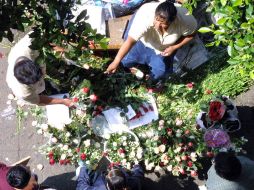 En Día de San Valentín se acostumbra regalar arreglos florales con frutas. ARCHIVO /