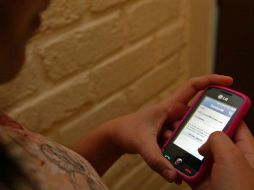 El 35.33 por ciento de los hombres prefieren pedir a las mujeres su Facebook como primer contacto. ARCHIVO /