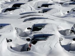 La nieve comienza a derretirse en los coches estacionados en un concesionario tras ''Nemo'' en Hartford, Connecticut. AP /