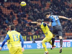 Andrea Stramaccioni (25) remata de cabeza para el segundo gol del Inter. AFP /