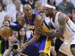 LeBron James (der) le ganó el duelo a Kobe Bryant en el partido. AFP /