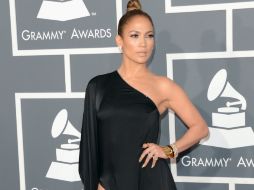 Jennifer lució sus piernas en un sexy vestido negro. AFP /