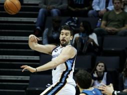 Ricky Rubio observa un pase de Marc Gasol. EFE /