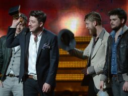 Mumford and Sons obtuvo el máximo gramófono de la noche, el de mejor disco del año. AFP /