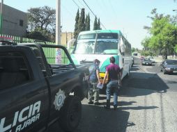 La escena del suceso. El conductor del camión intentó huir pero fue arrestado cuadras adelante por policías de Guadalajara. EL INFORMADOR /
