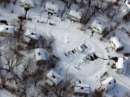 Un tranquilo vecindario cercano a New Haven, Connecticut, amaneció cubierto de nieve. AP /
