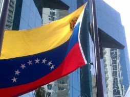 El gobierno venezolano devalua su moneda 32% frente al dólar. ARCHIVO /