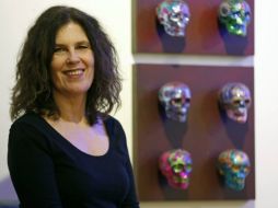 Kahlo posa junto a unas de sus obras durante su exposición ''Wall of Memories: the Disappeared Women of Juarez''. EFE /