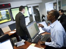 Trabajadores de la CTBTO revisan las pantallas en la sala de control de la agencia internacional de supervisión de pruebas nucleares. EFE /